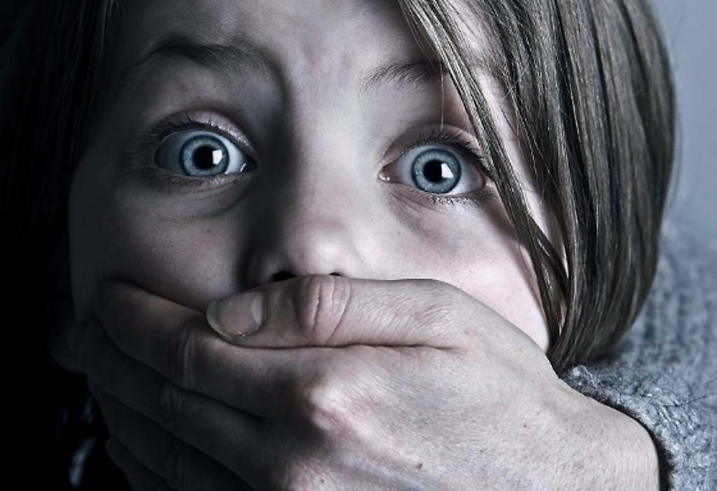 Kind wird Mund zugehalten. Symbolbild für: Bürokratischer Kindes-Missbrauch. 
https://www.aerzteblatt.de/bilder/cache/00/00/05/33/img-53342-1024-0.JPG. Abruf 22.12.2107